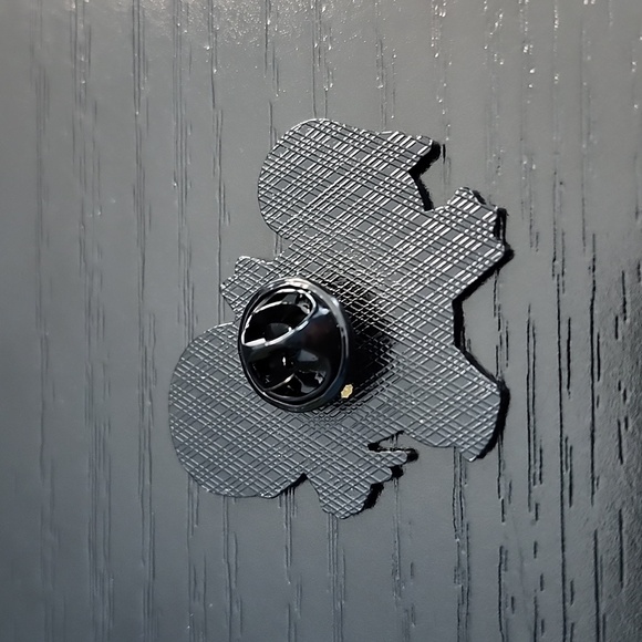 Pokemon Squirtle Enamel Pin - Picture 2 of 3